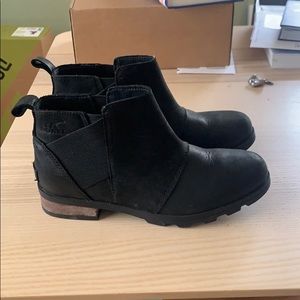 Women’s Sorel Emelie Chelsea Booties sz 7